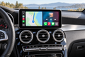 Écran CarPlay intégré dans un Mercedes GLC X253, tableau de bord noir